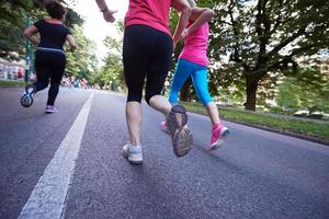 gruppo di persone che fa jogging foto