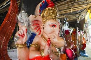 molti signore Ganesha anche conosciuto come ganpati nel hindi idoli tenuto nel un' negozio prima ganesh Chaturthi foto