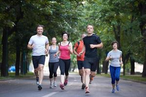 gruppo di persone che fa jogging foto