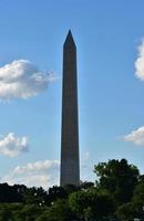 torreggiante Washington monumento contro un' nube pieno cielo foto