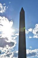 raggi di luce del sole splendente su Washington monumento foto