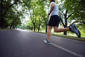 uomo che fa jogging all'esterno foto