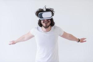 uomo utilizzando cuffia di virtuale la realtà foto