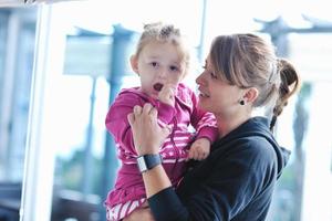 contento giovane famiglia avere divertimento a casa foto