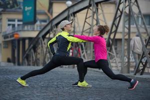 coppia in fase di riscaldamento prima di fare jogging foto