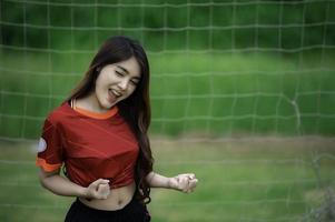 ritratto di giovane asiatico donna indossare calcio giocatore foto