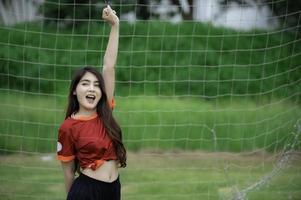 ritratto di giovane asiatico donna indossare calcio giocatore foto