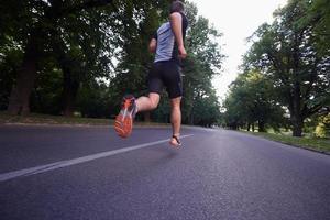 uomo che fa jogging all'esterno foto