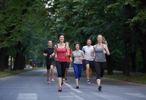 gruppo di persone che fa jogging foto