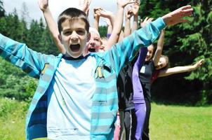 gruppo di bambini all'aperto foto