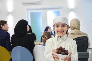 arabo ragazzo nel il tradizionale Abiti durante iftar foto