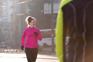 sportivo donna jogging su mattina foto