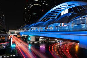 paesaggio urbano di bangkok di notte con illuminazione di skywalk e veicoli foto