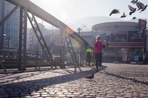 sportivo donna jogging su mattina foto