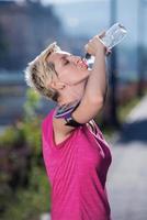 donna potabile acqua dopo jogging foto