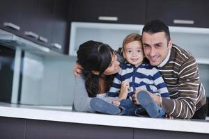 contento giovane famiglia avere divertimento a casa foto