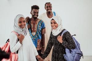 gruppo di contento africano studenti avendo conversazione e squadra incontro Lavorando insieme su compiti a casa ragazze indossare tradizionale Sudan musulmano hijab moda foto