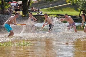 gruppo di contento amici avendo divertimento su fiume foto