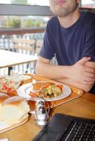 uomo mangiare salutare cibo esso un ristorante foto