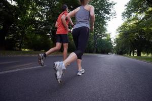 coppia che fa jogging fuori foto