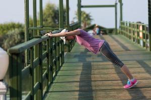 donna allungamento prima mattina jogging foto