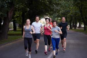 gruppo di persone che fa jogging foto