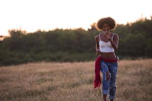 giovane nero donna nel natura foto