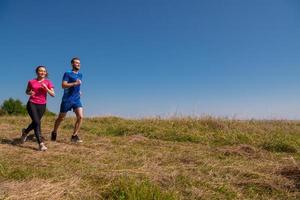 coppia che fa jogging fuori foto