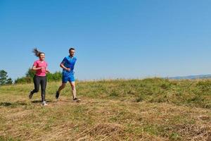 coppia jogging nel un' salutare stile di vita su un' fresco montagna aria foto