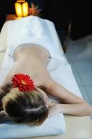 bella giovane donna nella spa foto