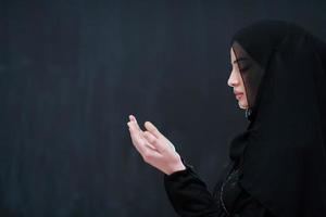ritratto di giovane musulmano donna fabbricazione dua foto