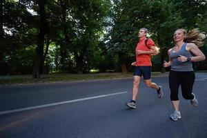 coppia che fa jogging fuori foto