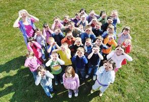 i bambini in età prescolare all'aperto si divertono foto