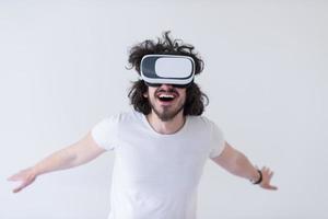 uomo utilizzando cuffia di virtuale la realtà foto