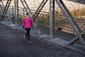 sportivo donna jogging su mattina foto