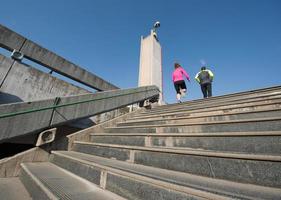 giovane coppia jogging su passaggi foto