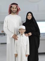giovane arabo musulmano famiglia indossare tradizionale Abiti foto