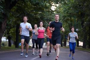 gruppo di persone che fa jogging foto