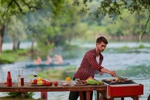 uomo cucinando gustoso cibo per francese cena festa foto