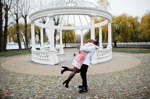 contento multietnico coppia nel amore storia. relazioni di africano uomo e bianca europeo donna. foto