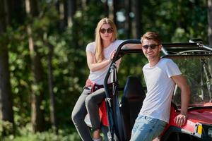 coppia godendo bellissimo soleggiato giorno mentre guida un' via strada passeggino foto