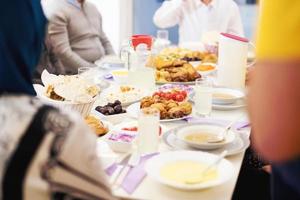 moderno multietnico musulmano famiglia avendo un' Ramadan festa foto