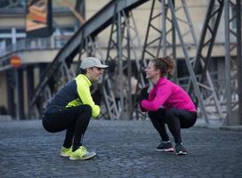 coppia in fase di riscaldamento prima di fare jogging foto