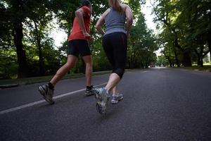 coppia che fa jogging fuori foto