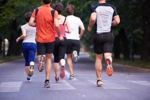 gruppo di persone che fa jogging foto