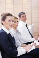 gruppo di uomini d'affari in seminario foto