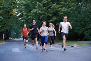 gruppo di persone che fa jogging foto