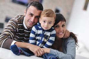 contento giovane famiglia avere divertimento a casa foto