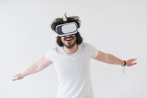 uomo utilizzando cuffia di virtuale la realtà foto