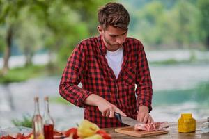 uomo cucinando gustoso cibo per francese cena festa foto